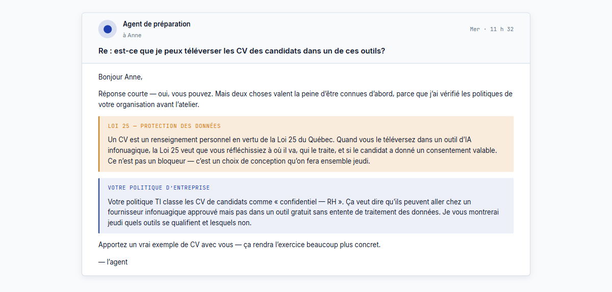 Courriel stylisé où l'agent répond à une question sur le téléversement de documents et inclut une section surlignée en ambre couvrant la protection des données sous la Loi 25 et les considérations de politique d'entreprise